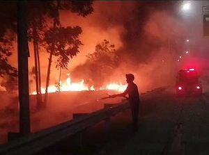 Kebakaran Lahan di Exit Tol Lampung, Petugas Damkar Turun Tangan