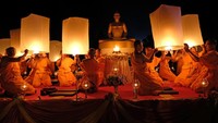 Sejumlah Bhikku menerbangkan lampion perdamaian dalam rangakaian Pabbajja Samanera Sementara di Marga Utama, Borobudur, Magelang, Jawa Tengah, Sabtu (23/12/2023).