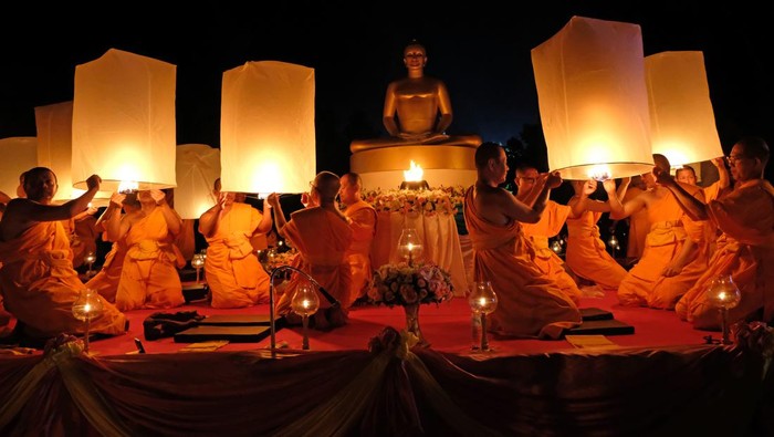 Lampion perdamaian Pabbajja Samanera di Borobudur Sejumlah Bhikku bermeditasi saat prosesi penerbangan lampion perdamaian dalam rangkaian Pabbajja Samanera Sementara di Marga Utama, Borobudur, Magelang, Jawa Tengah, Sabtu (23/12/2023). Penerbangan lampion perdamaian sebagai simbol permohonan doa dan harapan agar pada tahun politik 2024 mendapat pemimpin yang bisa membawa bangsa Indonesia aman, damai dan sejahtera. ANTARA FOTO/Anis Efizudin/aww.