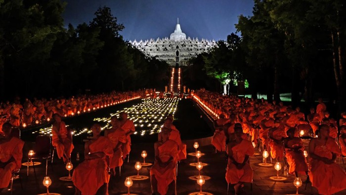 Sejumlah Bhikku bermeditasi saat prosesi penerbangan lampion perdamaian dalam rangkaian Pabbajja Samanera Sementara di Marga Utama, Borobudur, Magelang, Jawa Tengah, Sabtu (23/12/2023). Penerbangan lampion perdamaian sebagai simbol permohonan doa dan harapan agar pada tahun politik 2024 mendapat pemimpin yang bisa membawa bangsa Indonesia aman, damai dan sejahtera. ANTARA FOTO/Anis Efizudin/aww.
