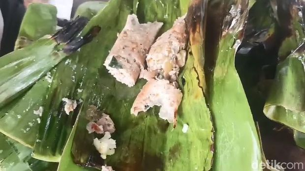 Tampilan sebungkus lepet kakia yang rasanya bisa membuat ketagihan.