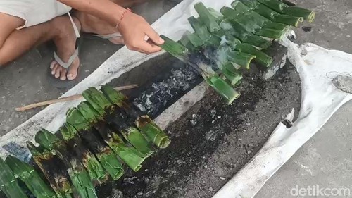 Warung dengan olahan lempet kakia di Jalan Raya Sampalan, Nusa Penida, Klungkung, menjadi favorit banyak kalangan, Minggu (24/12/2023). (Putu Krista/detikBali).