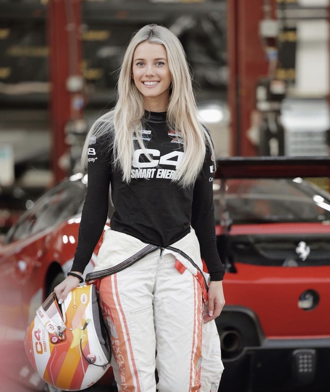 Saat balap, Lindsay pun tetap mempertahankan kecantikannya. Memulas wajahnya dengan makeup dan styling rambut tetap ia lakukan untuk memberikan kepercayaan diri yang lebih.  Foto: Dok. Instagram/@lindsaymariebrewer