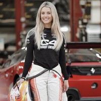 Saat balap, Lindsay pun tetap mempertahankan kecantikannya. Memulas wajahnya dengan makeup dan styling rambut tetap ia lakukan untuk memberikan kepercayaan diri yang lebih.  Foto: Dok. Instagram/@lindsaymariebrewer