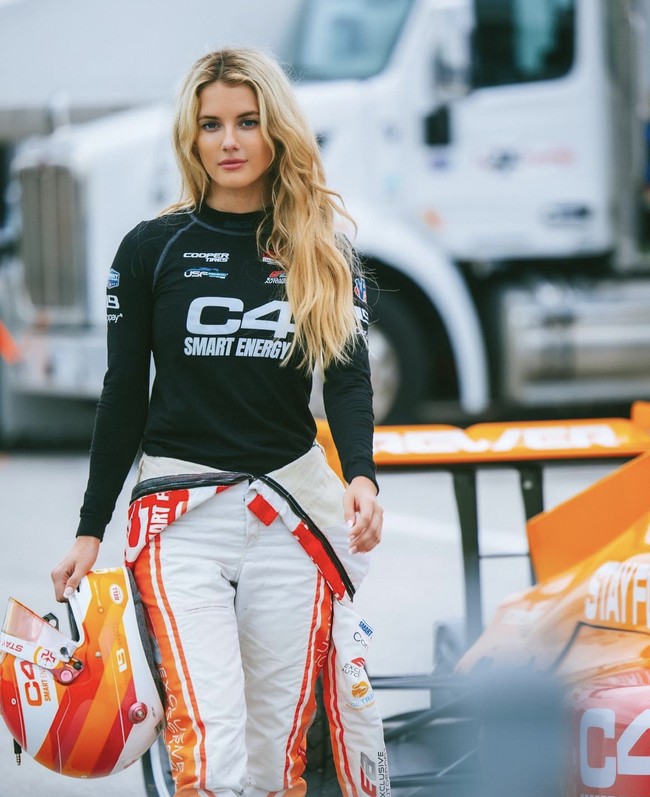 Inilah pesona pembalap cantik Lindsay Brewer. Lindsay terkenal karena berkompetisi di Kejuaraan USF Pro 2000 2023. Foto: Dok. Instagram/@lindsaymariebrewer