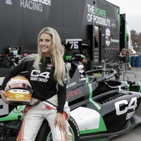 Inilah paras cantiknya berpose dengan mobil balapnya.  Foto: Dok. Instagram/@lindsaymariebrewer