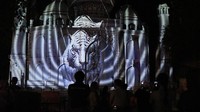 Tak cuma pertunjukan lewat teknologi lampu, tetapi traveler juga akan disuguhi sebuah sinopsis tentang cerita harimau putih yang berusaha mempertahankan habitatnya di alam bebas.