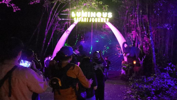 Luminous Journey di Taman Safari Bogor yang dibuka pada momen libur Natal dan Tahun Baru 2023.