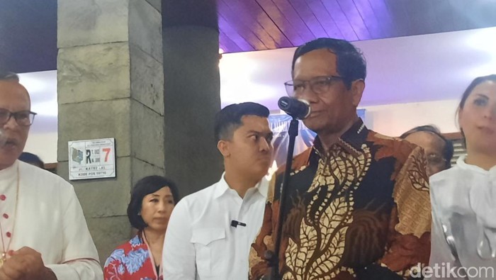 Mahfud Md di Gereja Katedral, Jakarta Pusat (Annisa Aulia Rahim/detikcom)