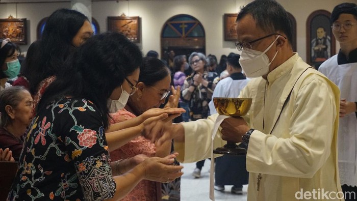 Malam Misa Natal di Gereja Katolik Kristus Raja Surabaya