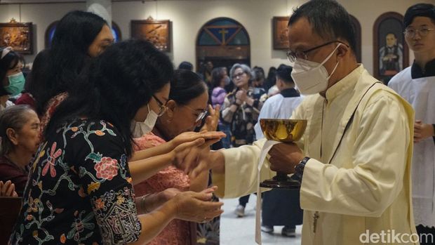 Malam Misa Natal di Gereja Katolik Kristus Raja Surabaya