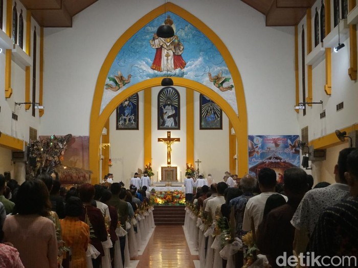 Malam Misa Natal di Gereja Katolik Kristus Raja Surabaya