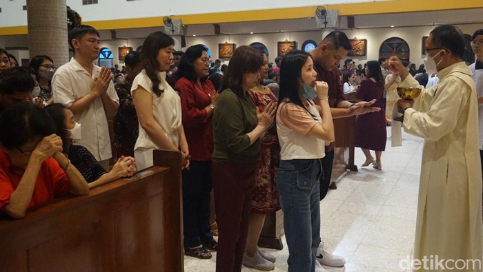 Malam Misa Natal di Gereja Katolik Kristus Raja Surabaya