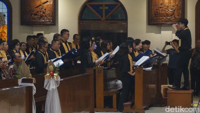 Malam Misa Natal di Gereja Katolik Kristus Raja Surabaya