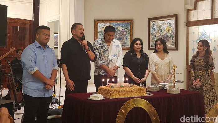 Maruarar Sirait genap berusia 54 tahun pada Sabtu 23 Desember 2023. Maruarar mengundang sahabat-sahabatnya merayakan ulang tahun di kediamannya. (Elvan/detikcom).