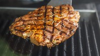 StickuSteak merupakan restoran yang menyajikan menu utama steak yang berdiri di akhir tauhn 2019. Konsep Open Kitchen menjadi daya tarik pengunjung untuk melihat secara langsung higienitas dapur, para staff dan proses kegiatan didalam dapur. Selain bumbu original, StickuSteak memberikan jaminan daging yang disajikan tidak menggunakan penggempuk daging.