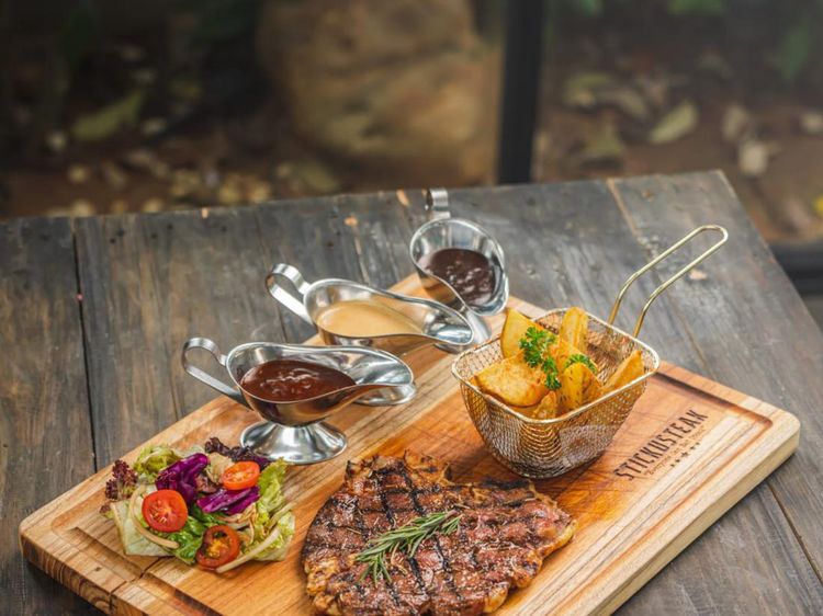 Menikmati Steak yang Kaya dengan Bumbu Rempah