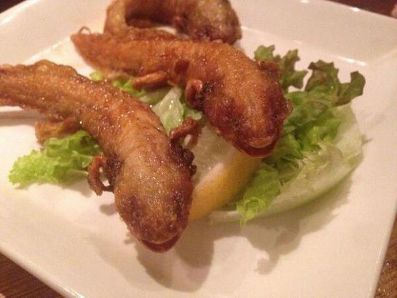 Menu ekstrim restoran ini adalah sashimi buaya goreng dan piranha