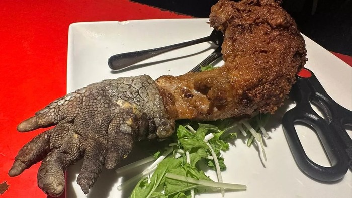 menu ekstrem restoran yaitu buaya goreng dan sashimi piranha