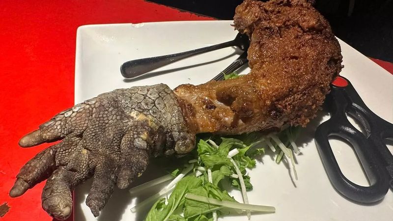 Menu ekstrim restoran ini adalah sashimi buaya goreng dan piranha