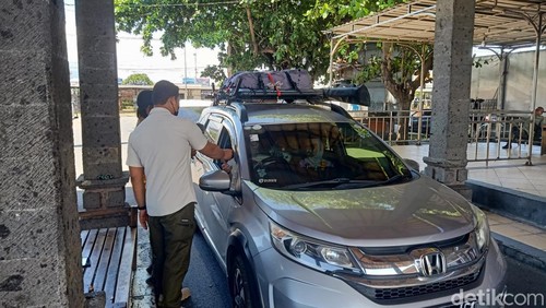 Pemeriksaan mobil di Pelabuhan Gilimanuk, Minggu (24/12/2023).