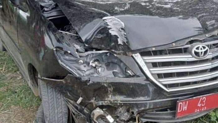 Mobil dinas Kadis Perikanan dan Kelautan Bone kecelakaan.