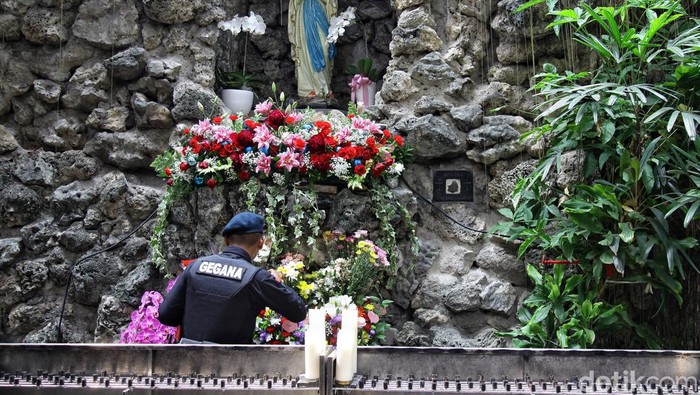Momen Polisi Sterilisasi Gereja Katedral Jelang Natal, polisi melakukan pengamanan dan sterilisasi di sejumlah gereja. Salah satunya adalah Gereja Katedral di Jakarta, Minggu (24/12/2023).