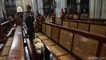 Momen Polisi Sterilisasi Gereja Katedral Jakarta