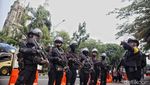 Momen Polisi Sterilisasi Gereja Katedral Jakarta