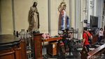 Momen Polisi Sterilisasi Gereja Katedral Jakarta