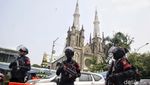 Momen Polisi Sterilisasi Gereja Katedral Jakarta