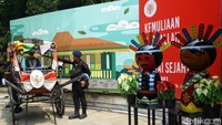 Gereja Katedral berhias ondel-ondel guna menyambut Natal.