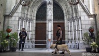 Personel kepolisian melakukan sterilisasi Gereja Katedral di Jakarta, Minggu (24/12/2023).