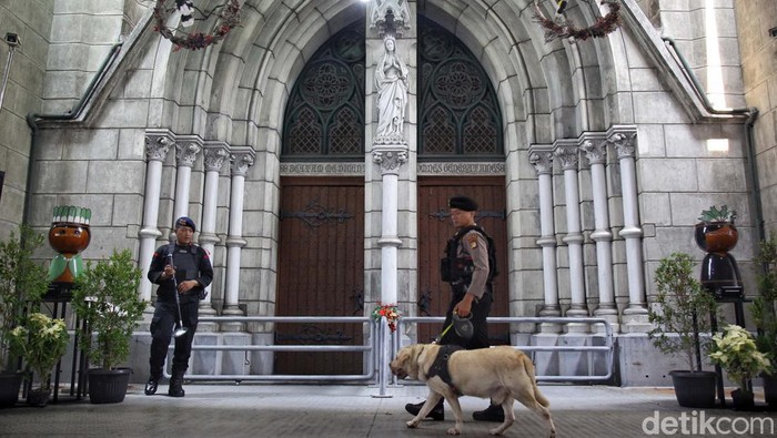 Momen Polisi Sterilisasi Gereja Katedral Jelang Natal, polisi melakukan pengamanan dan sterilisasi di sejumlah gereja. Salah satunya adalah Gereja Katedral di Jakarta, Minggu (24/12/2023).