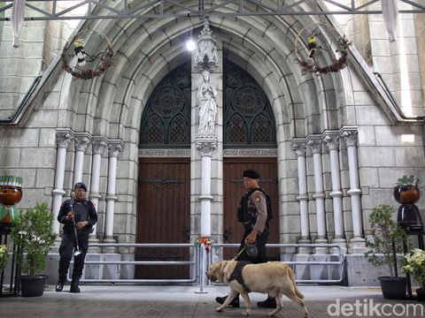 Jelang Natal, polisi melakukan pengamanan dan sterilisasi di sejumlah gereja. Salah satunya adalah Gereja Katedral di Jakarta, Minggu (24/12/2023).