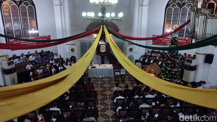 Suasana misa Natal di Gereja Blenduk, Semarang, Minggu (24/12/2023).
