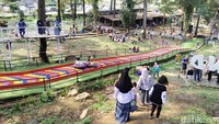 Woodland Kuningan, Rekomendasi wisata Kuningan terakhir dan terpopuler adalah Woodland. Taman rekreasi dan bermain ini sangat cocok untuk liburan keluarga dengan fasilitas menarik yang ada. Foto: Mohmad Taufik/detikcom