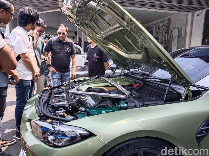 Pameran otomotif di halaman kantor Bapenda Jabar yang menjadi ajang sosialisasi taat bayar pajak kendaraan