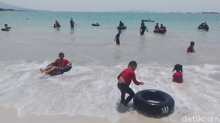 Pantai M Beach Lampung ramai wisatawan saat libur Nataru