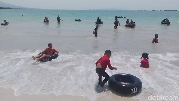 Pantai M Beach Lampung ramai wisatawan saat libur Nataru Pantai M Beach Lampung ramai wisatawan saat libur Nataru