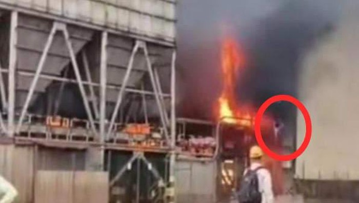 Pekerja lompat dari smelter PT ITSS Morowali saat ledakan menyebabkan 13 pekerja lainnya tewas. Dokumen Istimewa