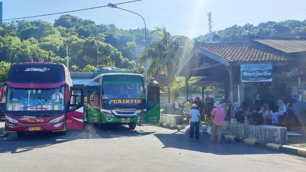 Suasana penyeberangan di Pelabuhan Padangbai, Kabupaten Karangasem pada Minggu (24/12/2023)