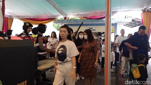 Pemeriksaan barang milik jemaat sebelum memasuki Gereja Santo Yoseph Palembang.