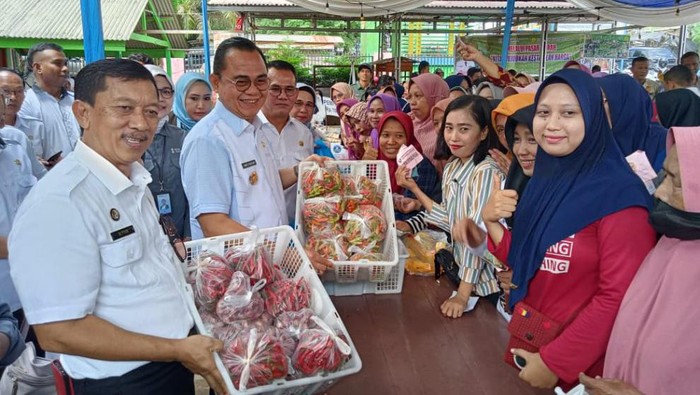 Pemerintah Kabupaten Banyuasin kembali mengadakan operasi pasar murah di Halaman Kantor Kepala Desa Lalang Sembawa, Kabupaten Banyuasin.