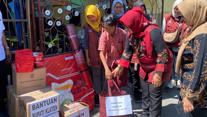 Pemkab Klaten serahkan bantuan kepada anak penghuni kebun Jati, Klaten, Minggu (24/12/2023).