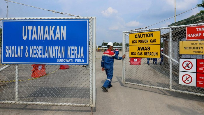 Sekretaris Jenderal Energi Nasional Djoko Siswanto (ketiga kanan) bersama Direktur Pengembangan dan Produksi PT Pertamina Hulu Energi Awang Lazuardi (ketiga kiri), SVP Research and Technology Innovation Pertamina Oki Muraza (kedua kiri), General Manager Zona 11 Subholding Upstream Pertamina Regional Indonesia Timur Muzwir Wiratama (kiri), Deputy Councilor Hydrogen and CCS Project Department JOGMEC Okabe San (kedua kanan), GM Carbon Neutral Business Departement Overseas Business Division II JAPEX Kenichi Suzuki (kanan) menekan layar pada acara Kick Off Huff and Puff CO2 di lapangan Pertamina EP Sukowati Field, Tuban, Jawa Timur.
