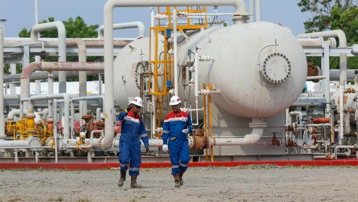 Sekretaris Jenderal Energi Nasional Djoko Siswanto (ketiga kanan) bersama Direktur Pengembangan dan Produksi PT Pertamina Hulu Energi Awang Lazuardi (ketiga kiri), SVP Research and Technology Innovation Pertamina Oki Muraza (kedua kiri), General Manager Zona 11 Subholding Upstream Pertamina Regional Indonesia Timur Muzwir Wiratama (kiri), Deputy Councilor Hydrogen and CCS Project Department JOGMEC Okabe San (kedua kanan), GM Carbon Neutral Business Departement Overseas Business Division II JAPEX Kenichi Suzuki (kanan) menekan layar pada acara Kick Off Huff and Puff CO2 di lapangan Pertamina EP Sukowati Field, Tuban, Jawa Timur.