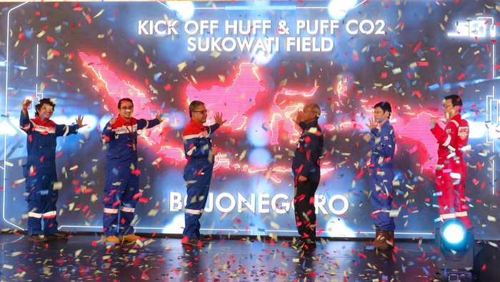 Sekretaris Jenderal Energi Nasional Djoko Siswanto (ketiga kanan) bersama Direktur Pengembangan dan Produksi PT Pertamina Hulu Energi Awang Lazuardi (ketiga kiri), SVP Research and Technology Innovation Pertamina Oki Muraza (kedua kiri), General Manager Zona 11 Subholding Upstream Pertamina Regional Indonesia Timur Muzwir Wiratama (kiri), Deputy Councilor Hydrogen and CCS Project Department JOGMEC Okabe San (kedua kanan), GM Carbon Neutral Business Departement Overseas Business Division II JAPEX Kenichi Suzuki (kanan) menekan layar pada acara Kick Off Huff and Puff CO2 di lapangan Pertamina EP Sukowati Field, Tuban, Jawa Timur.