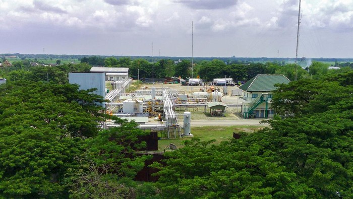 Sekretaris Jenderal Energi Nasional Djoko Siswanto (ketiga kanan) bersama Direktur Pengembangan dan Produksi PT Pertamina Hulu Energi Awang Lazuardi (ketiga kiri), SVP Research and Technology Innovation Pertamina Oki Muraza (kedua kiri), General Manager Zona 11 Subholding Upstream Pertamina Regional Indonesia Timur Muzwir Wiratama (kiri), Deputy Councilor Hydrogen and CCS Project Department JOGMEC Okabe San (kedua kanan), GM Carbon Neutral Business Departement Overseas Business Division II JAPEX Kenichi Suzuki (kanan) menekan layar pada acara Kick Off Huff and Puff CO2 di lapangan Pertamina EP Sukowati Field, Tuban, Jawa Timur.