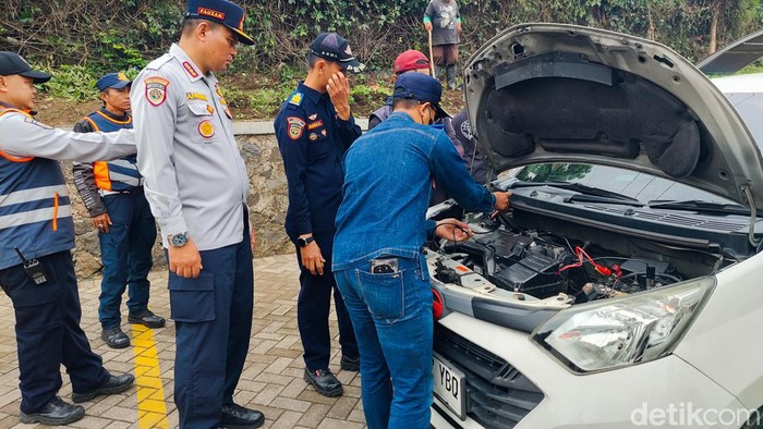 Pengecekan kendaraan di Lembang